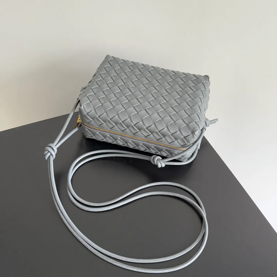 Batch 1260 𝗕𝗼𝘁𝘁𝗲𝗴𝗮 𝗩𝗲𝗻𝗲𝘁𝗮———— The latest version of the loop camera bag💥 at BV’s King of Cost-Effectiveness counter, large woven texture➕As always, ultra-high-quality lambskin, with zippers and adjustable drawstrings, it is especially suitable for the belly💫It can hold anything, and it is very light in weight, suitable for🈴️girls of all ages, size: 22*15*8cm, style number: 680255